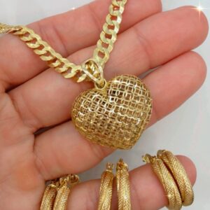 Cadena con dije y argollas