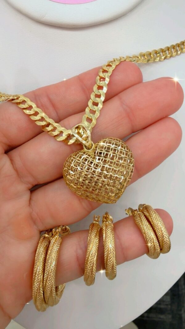 Cadena con dije y argollas