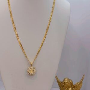 Cadena con dije de la virgen.