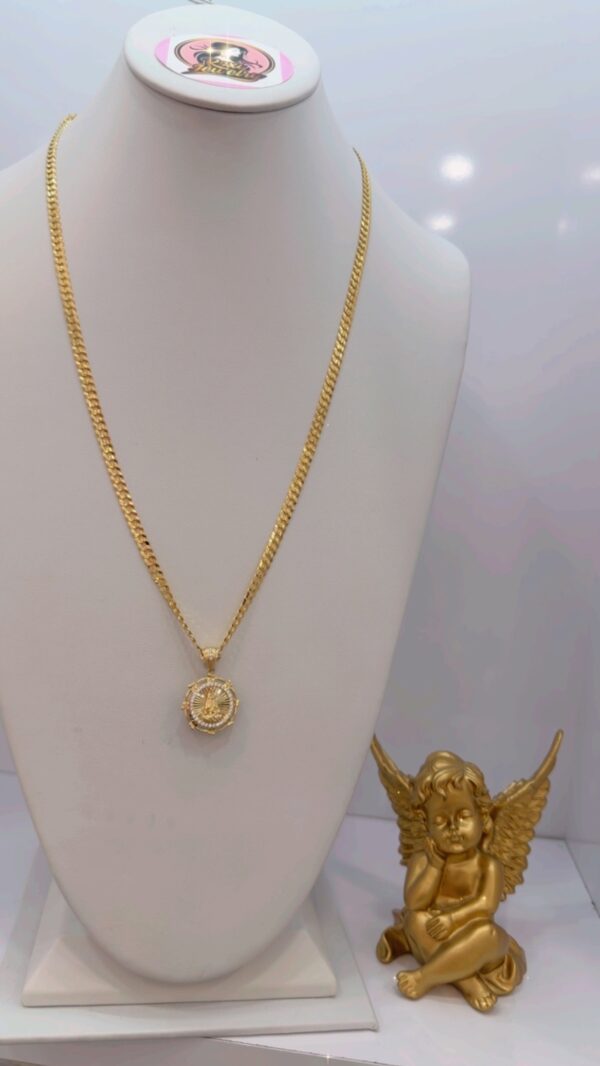 Cadena con dije de la virgen.
