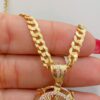 Cadena con dije de la virgen.