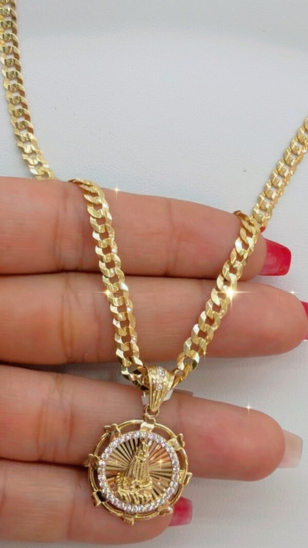 Cadena con dije de la virgen.